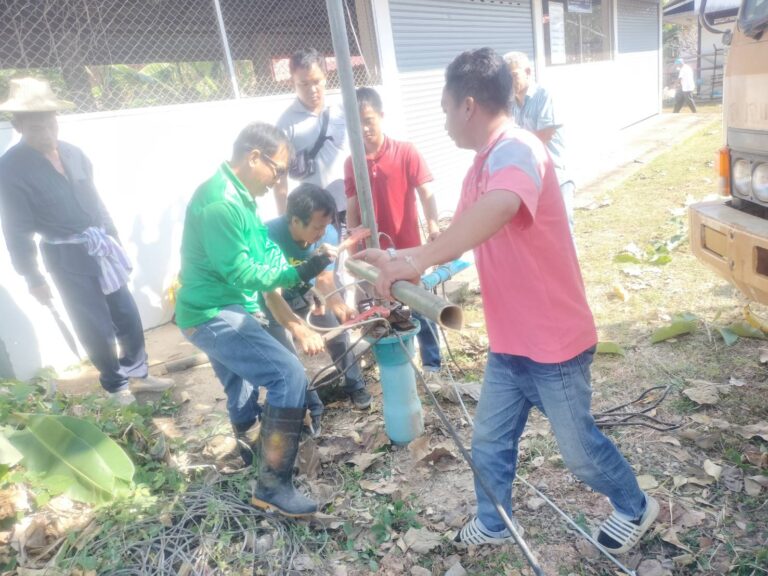วันที่ 11 – 12 พฤศจิกายน 2565 ดำเนินการเป่าล้างบ่อบาดาล บ้านกาซ้อง ตำบลเหมืองหม้อ อำเภอเมือง จังหวัดแพร่