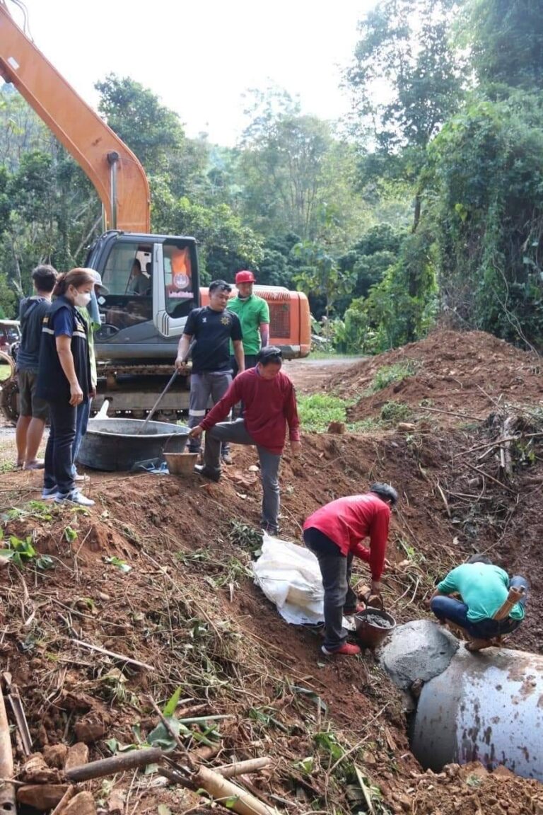 วันที่ 16-18 พฤศจิกายน 2565 ดำเนินโครงการซ่อมแซมถนนสายบ้านน้ำจ้อม หมู่ 8 ถึง บ้านนาตอง หมู่ 9 ตำบลช่อแฮ อำเภอเมือง จังหวัดแพร่